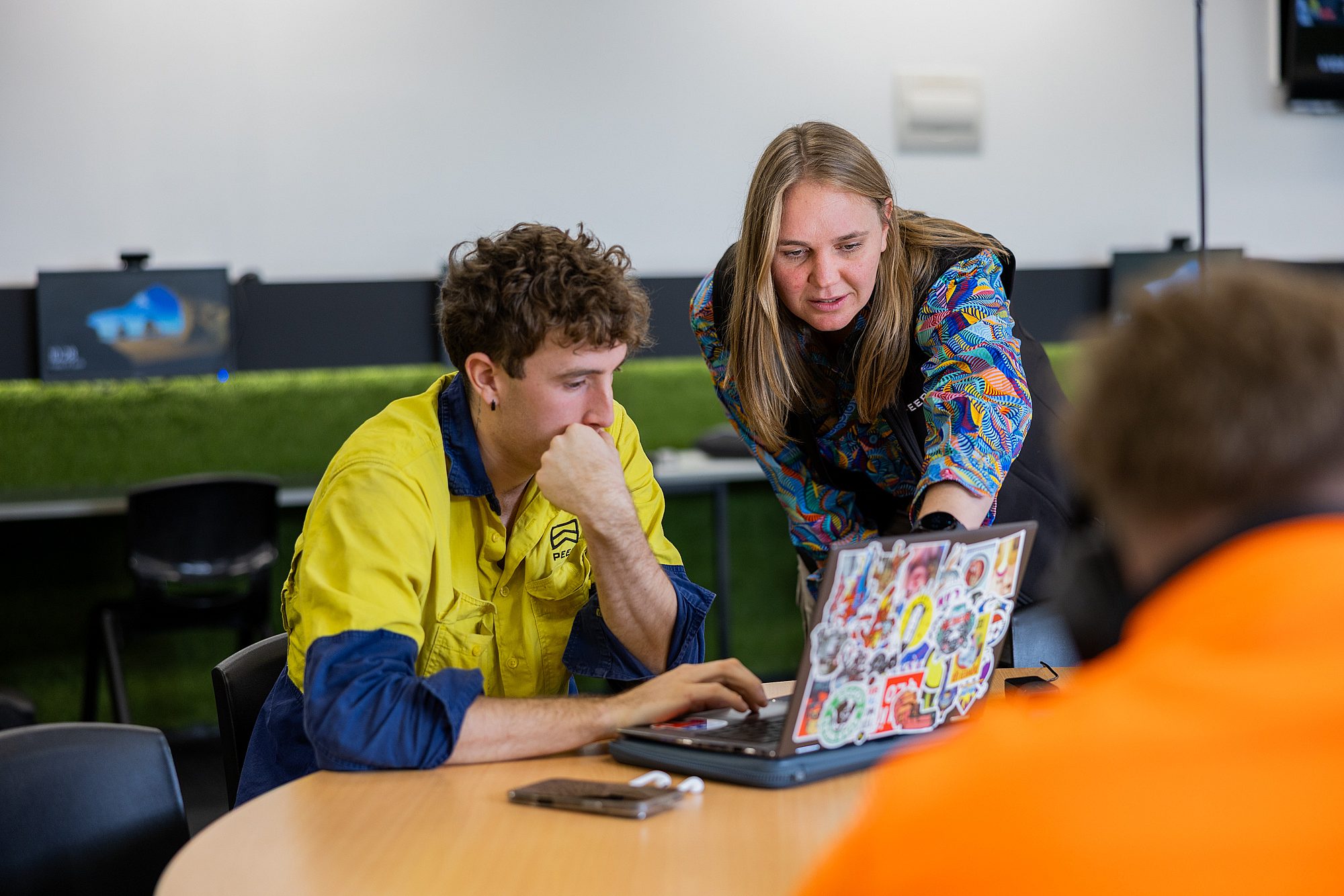 IMAGE 4 PEER educator with student and laptop
